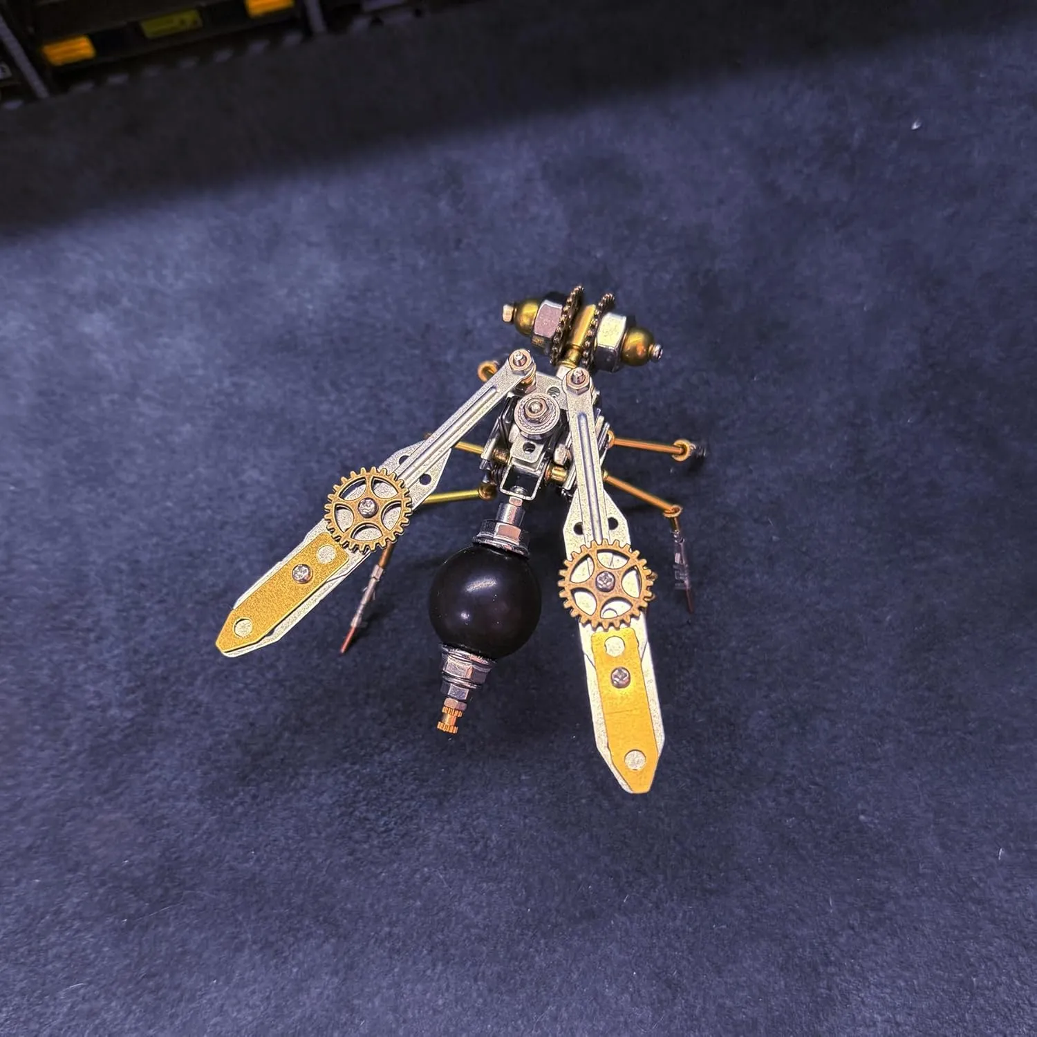 3D Metal Puzzle Hornet Model, 131PCS Mechanical Insect DIY Assembly Kit, Unique Mechanical Art Desktop Ornament
