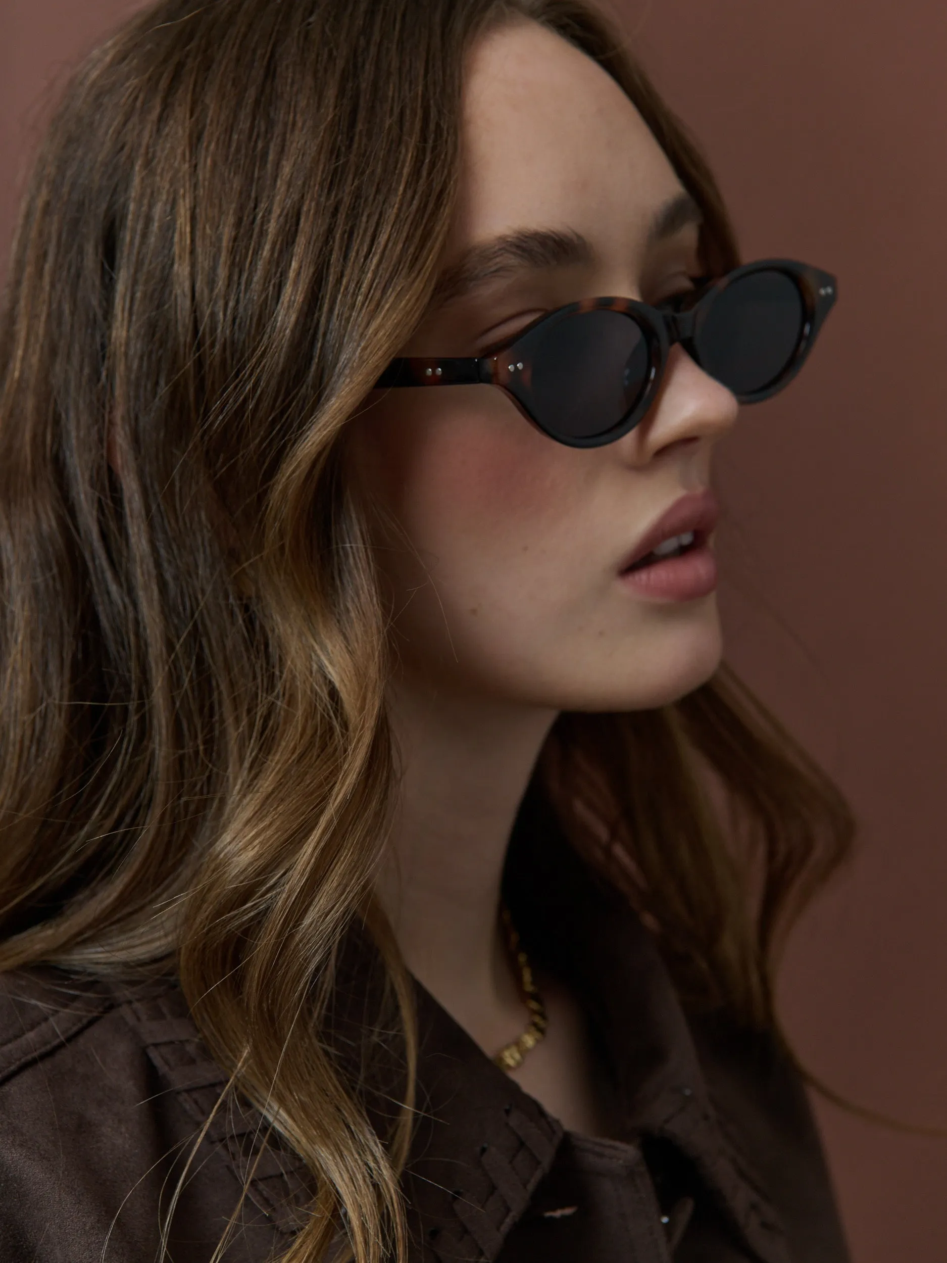 Aire Oval Frame Sunglasses in Tort