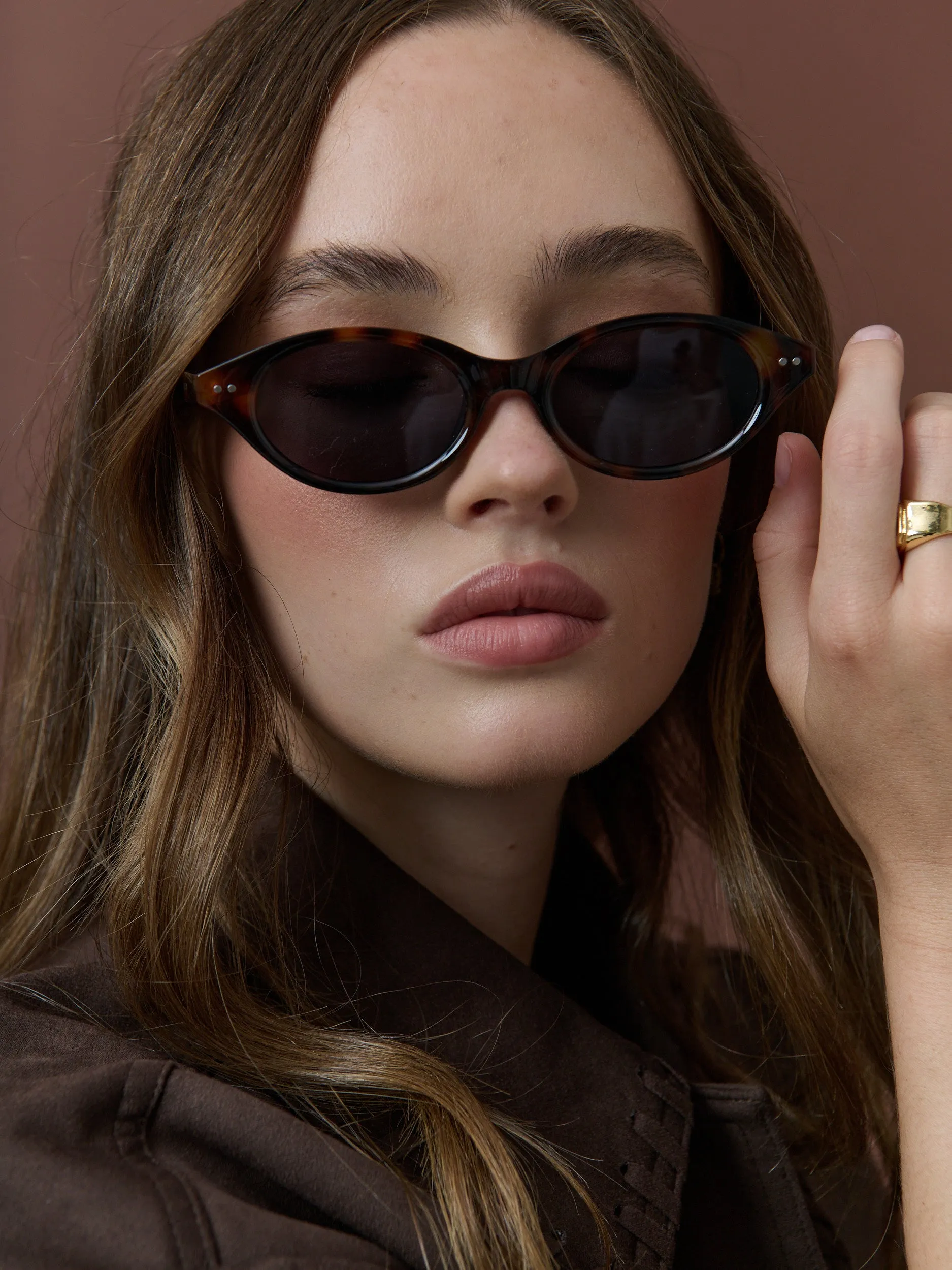 Aire Oval Frame Sunglasses in Tort