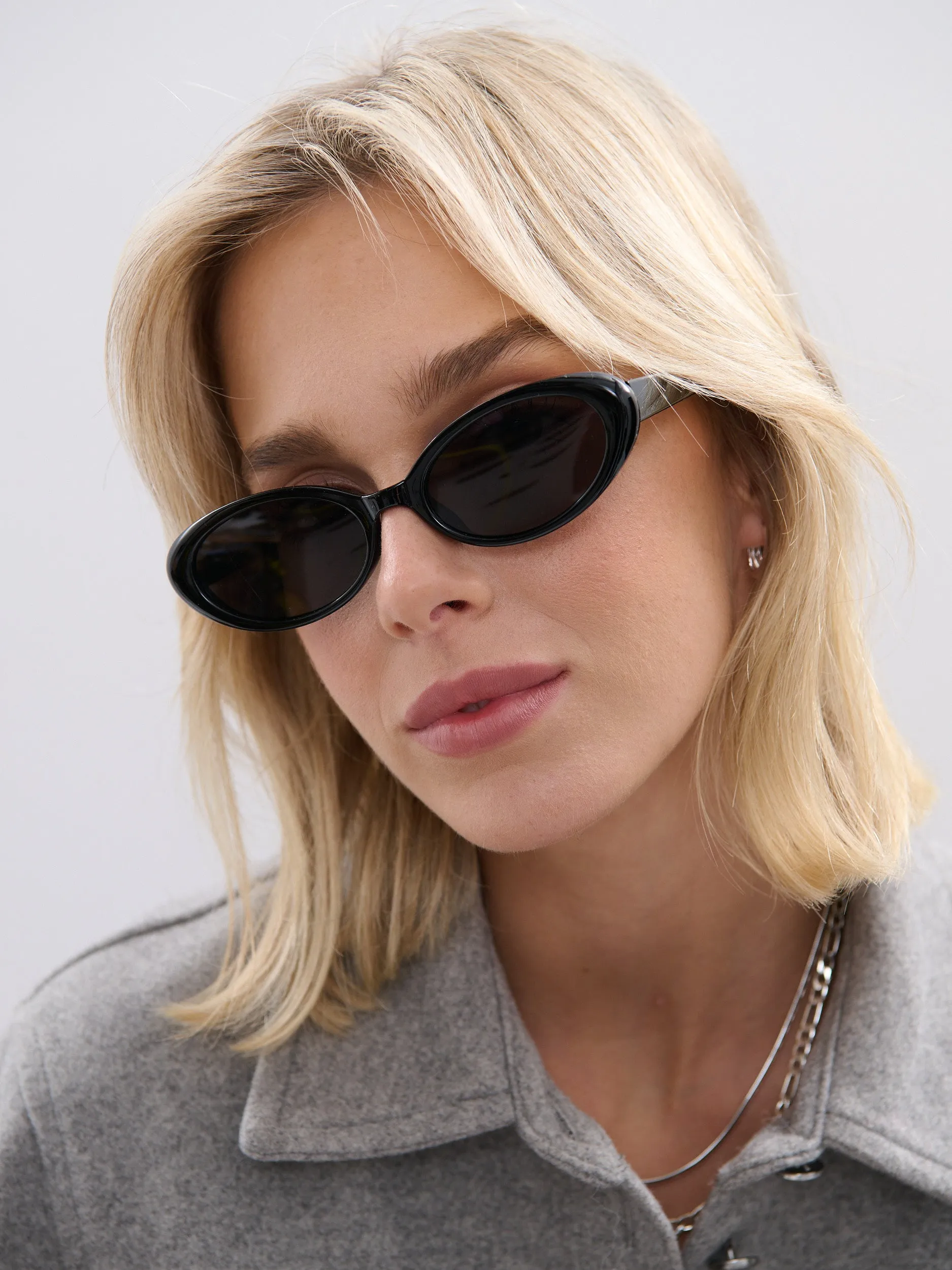 Anderson Oval Frame Sunglasses in Black