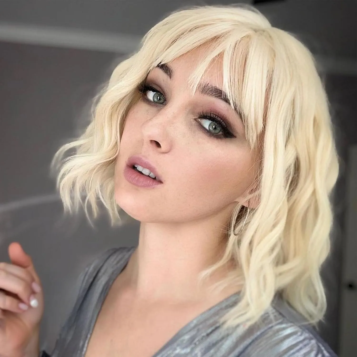 Blonde Wigs With Bangs Short Wavy Wig for Women 14 Inch Golden Blonde Curly Shoulder Length Bob Wigs Synthetic fiber Hair for Daily Party Use