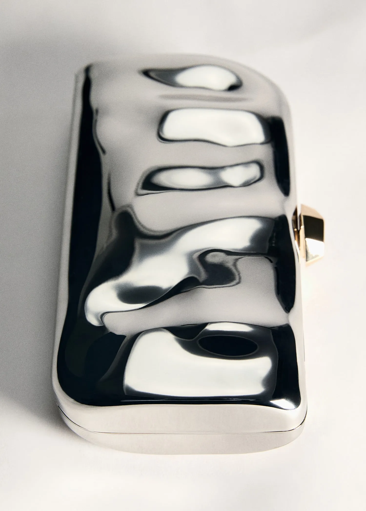 Chain clutch bag