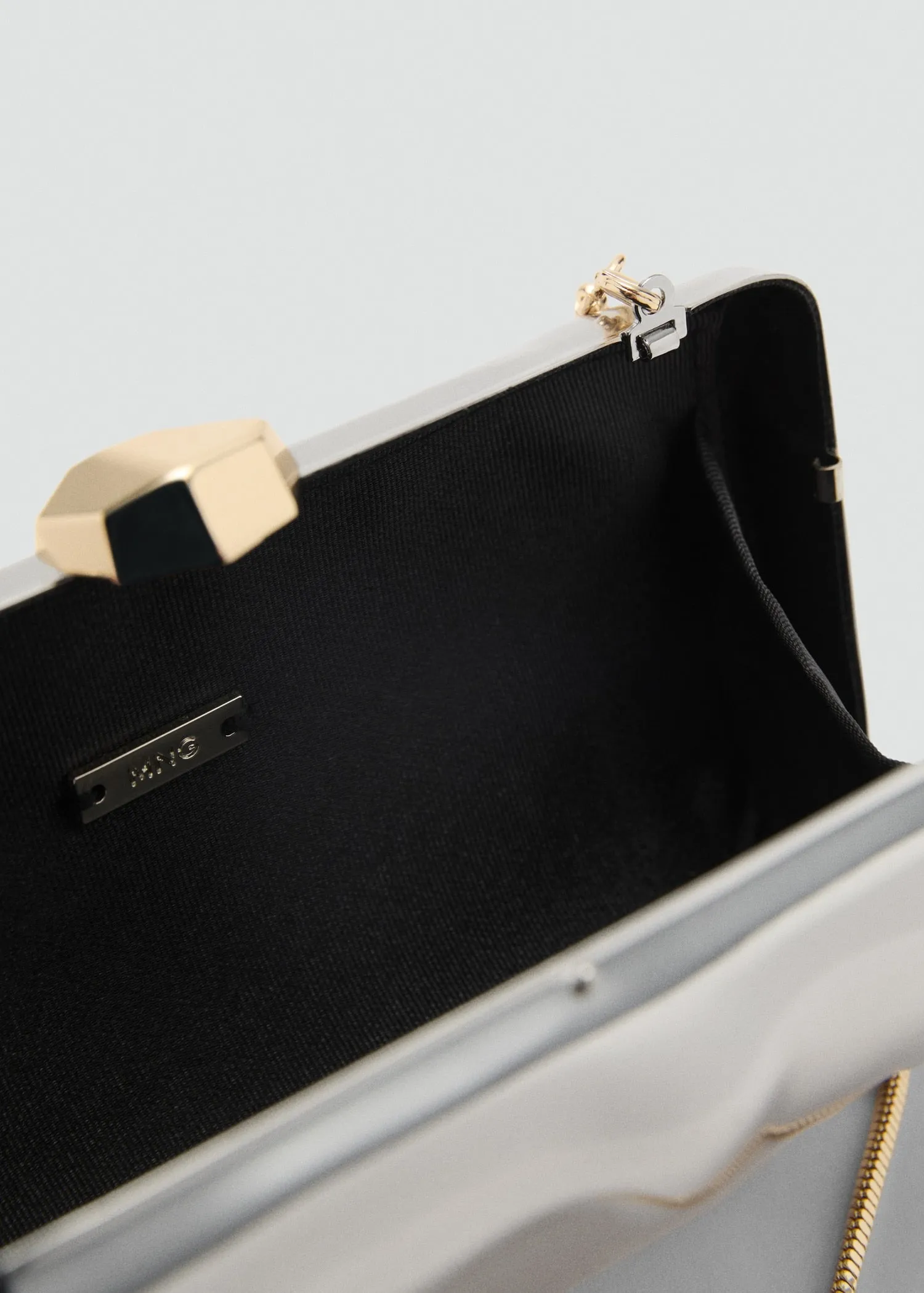 Chain clutch bag