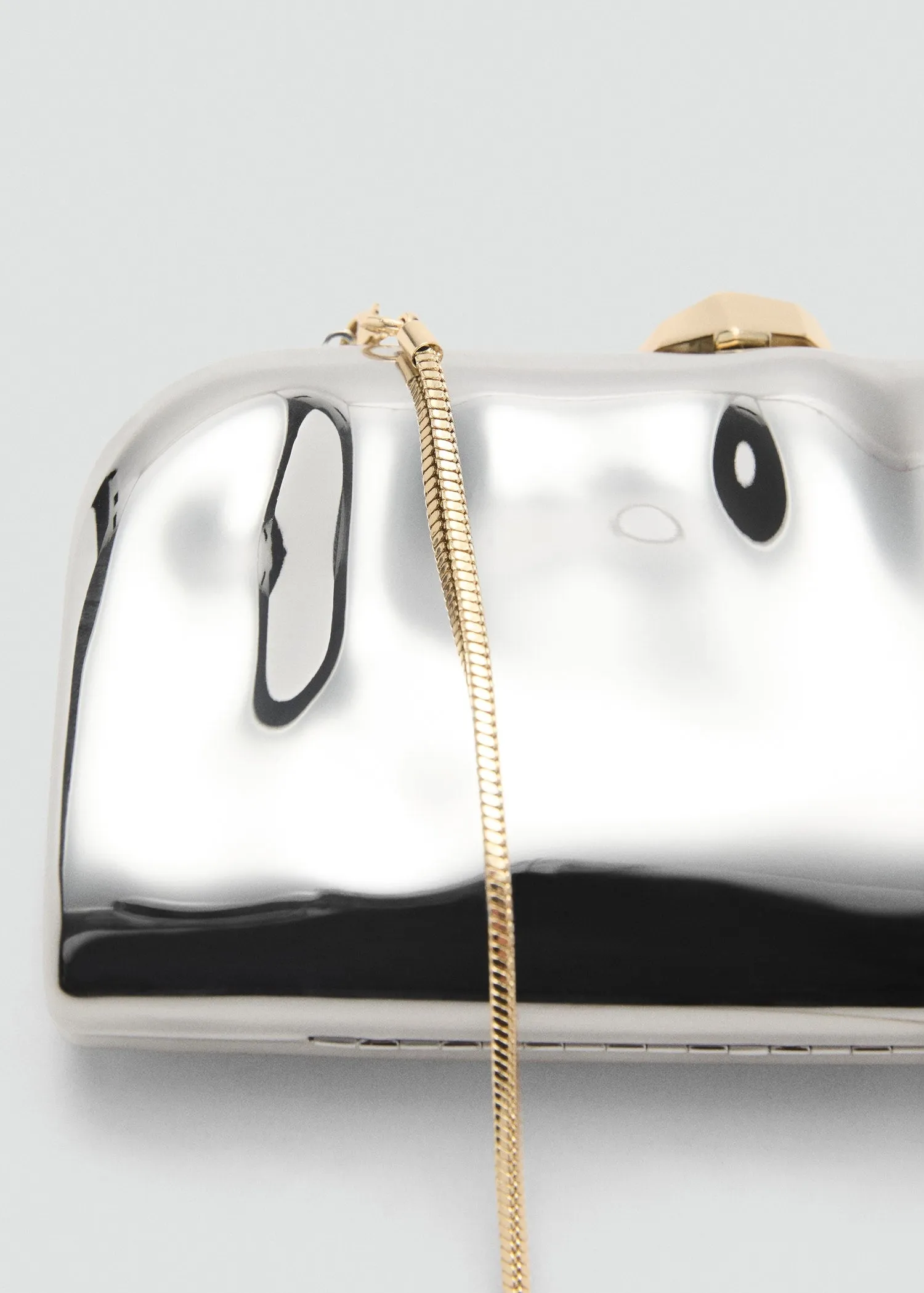Chain clutch bag