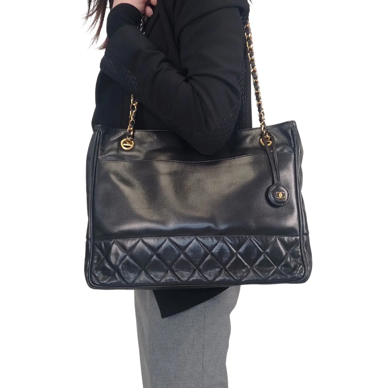 CHANEL Tote shoulder bag in black leather