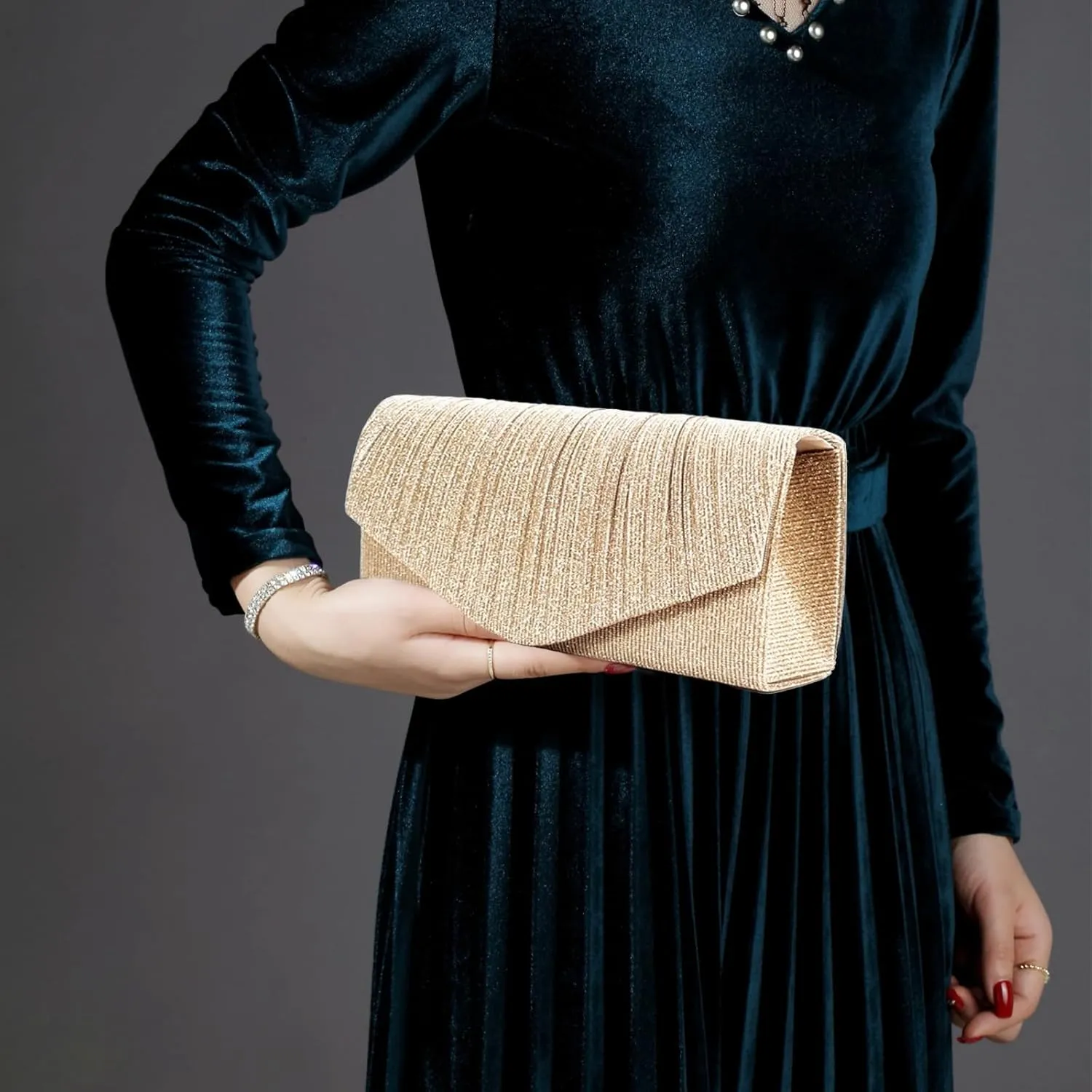 Clutch Purses for Women, Glitter Evening Bag with Chain Strap, Formal Pleated Design for Wedding, Cocktail, Party