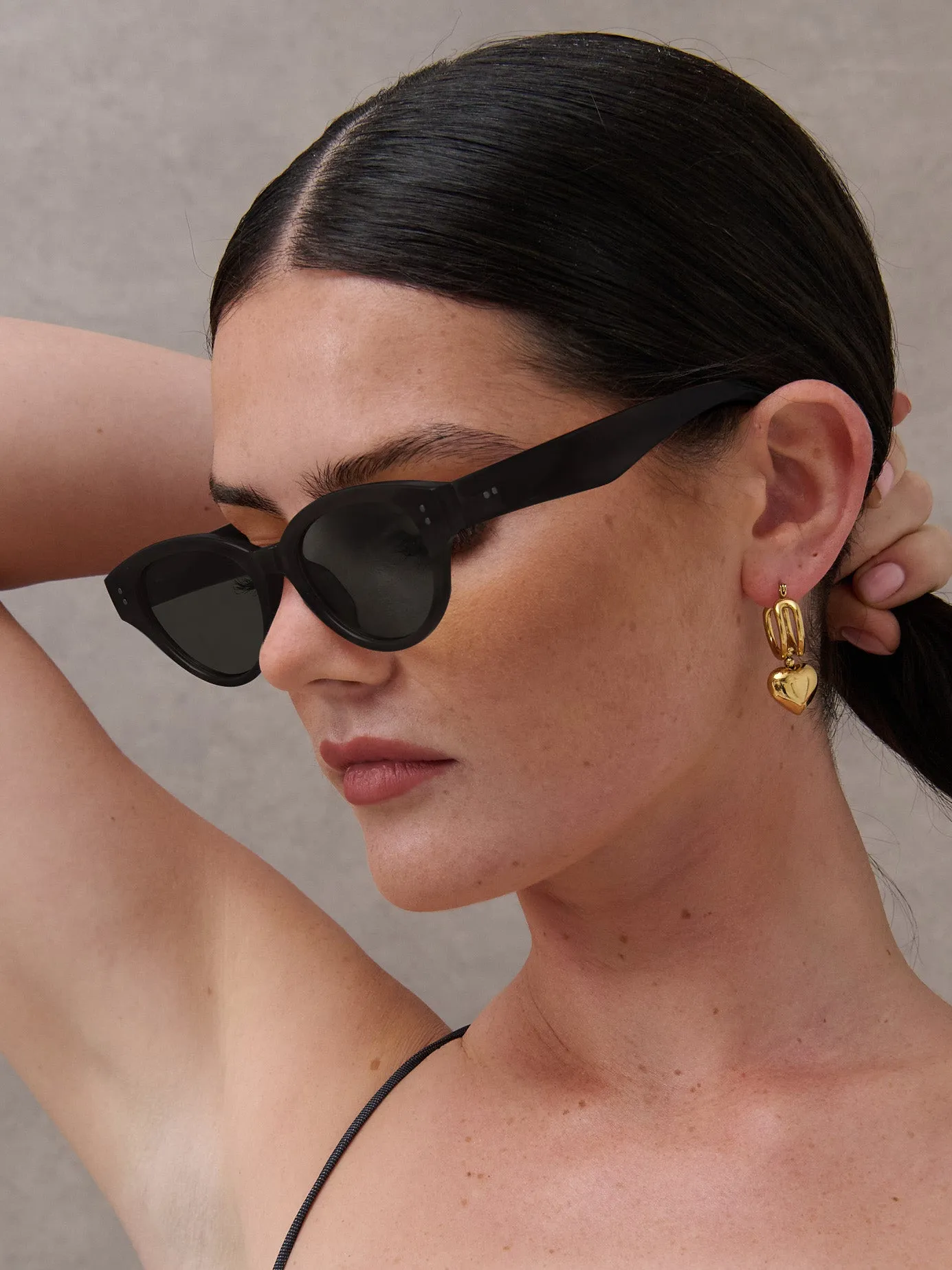 Heaven Oval Frame Sunglasses in Black