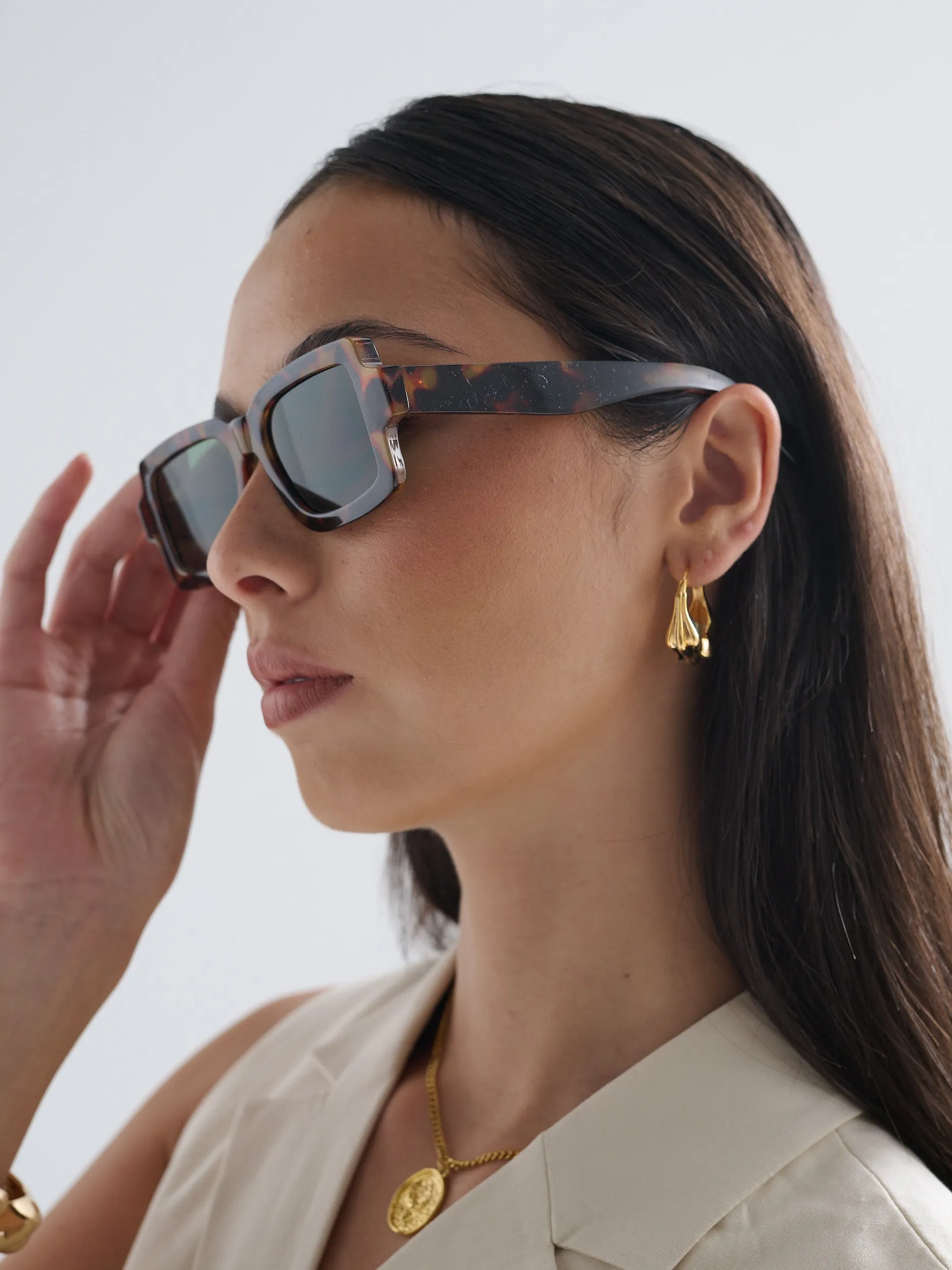 Sierra Square Frame Sunglasses in Tort