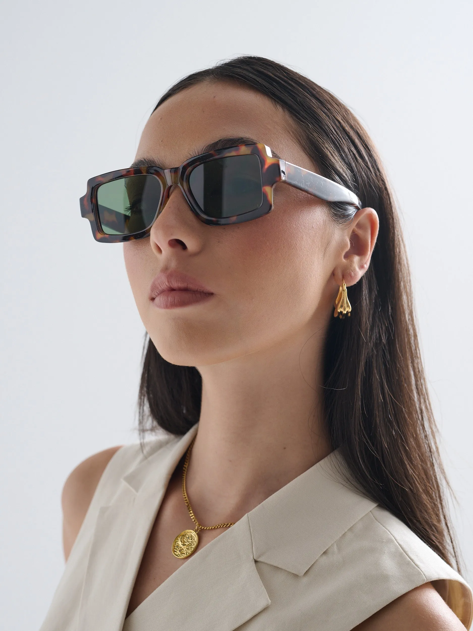 Sierra Square Frame Sunglasses in Tort