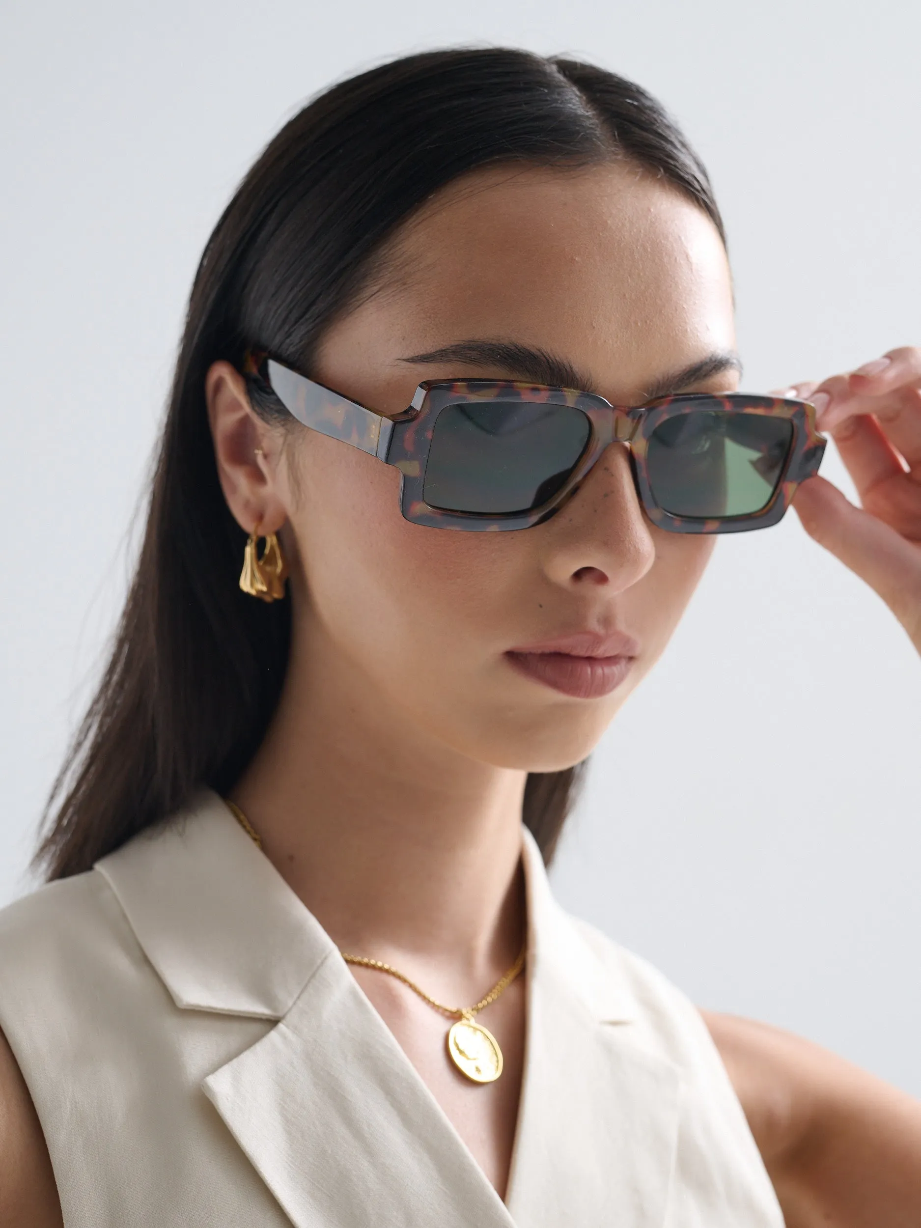 Sierra Square Frame Sunglasses in Tort