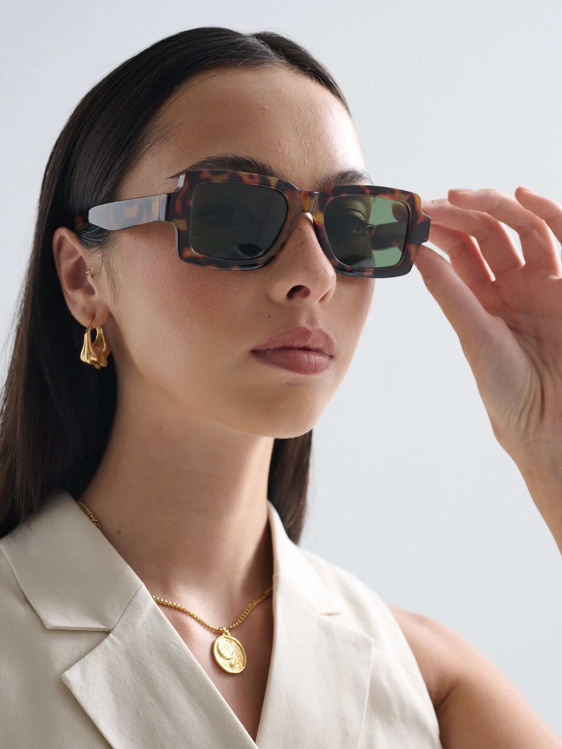 Sierra Square Frame Sunglasses in Tort
