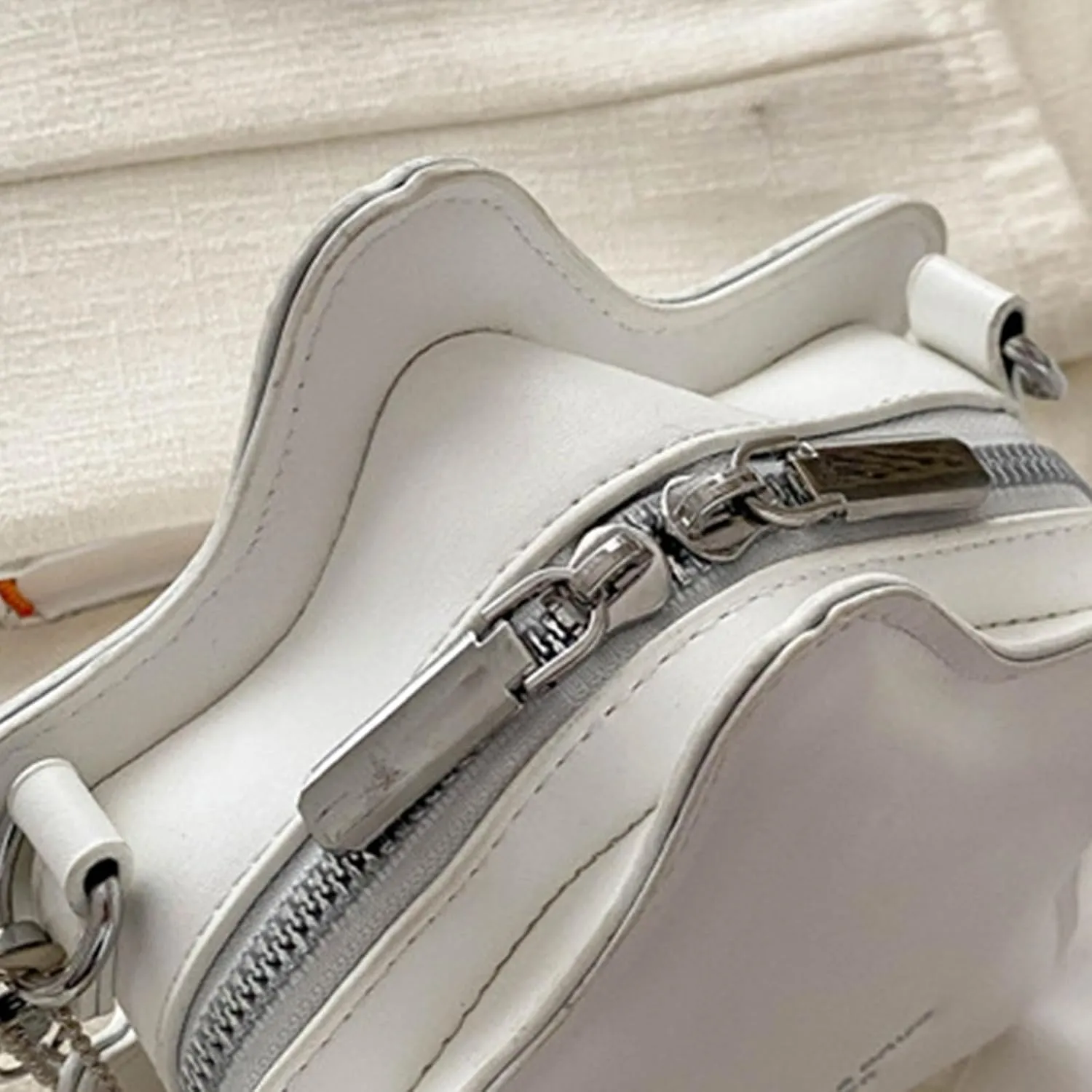 Women PU Leather Shoulder Bag Cute Star Shape Sparkly Metallic Crossbody Bag with Metal Chain Small Purse for Shopping